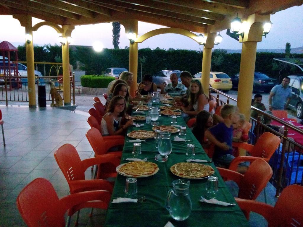 Hotel Restaurant Globi Velipojë Dış mekan fotoğraf